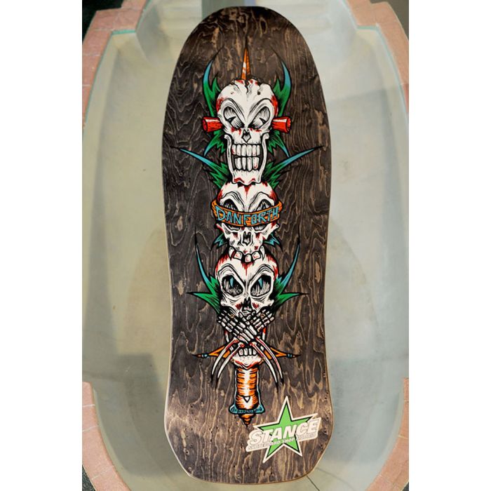 Tabla de monopatín BBC NOS Bill Danforth Skull Kabob. Color: Gris."Colección Stance" Tabla Vintage Original no es una Reedición. 10" x 31". Última tabla en este color.
