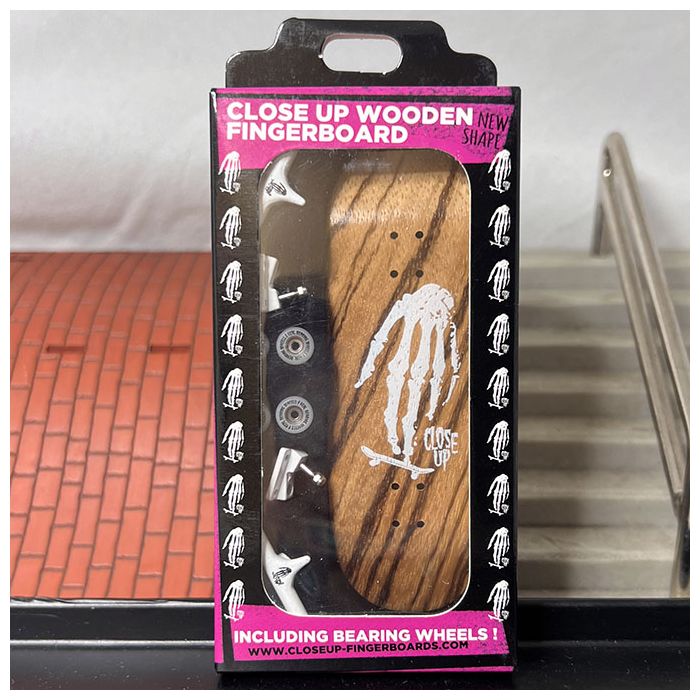 Completo Close Up Fingerboards Bones Logo, cebra. Incluye una tabla con láminas de arce auténtico de 34 mm de ancho con cóncavo medio. Generación 5.1. Con tabla y ejes más anchos. Ruedas con rodamientos auténticos. Nunca antes ha habido fingerboards con e