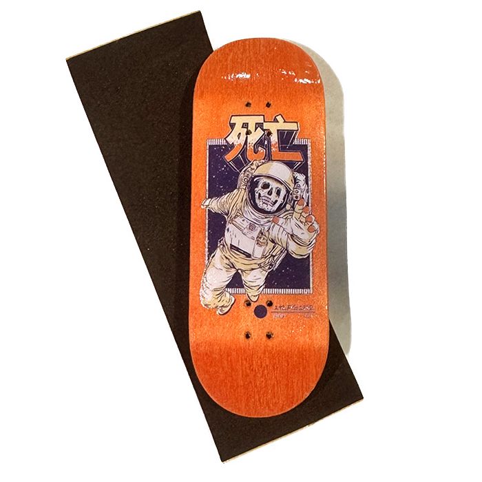 Jem Fingerboards x Image Skateboards. Dead Man. Tabla de fingerboards dead man. Tablas de fingerboard profesionales hechas con los mismos procesos que un Skateboard. Tiene 5 capas de madera de arce. Incluye en el empaquetado una tira de lija de espuma. 34