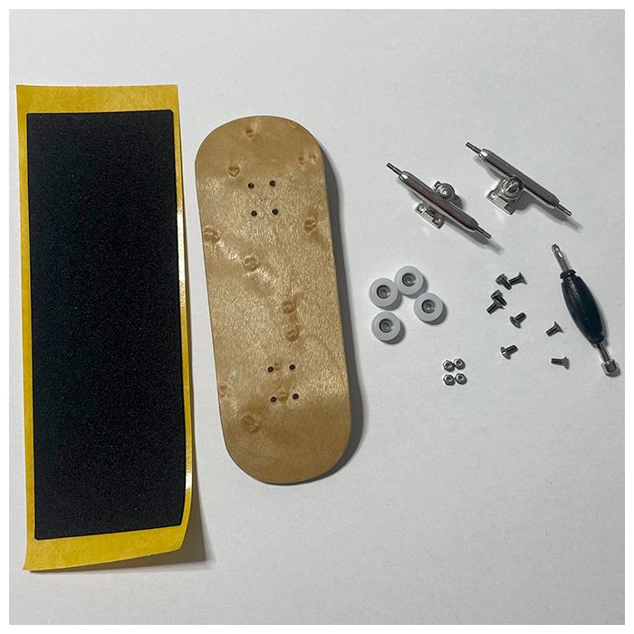 Completos Luv Fingerboards Birds Eye. Incluye una plataforma de capas de arce real de 33 mm de ancho, cóncavo medio.