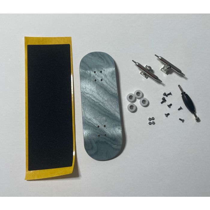 Completos Luv Fingerboards Blue. Incluye una plataforma de capas de arce real de 33 mm de ancho, cóncavo medio, con un gráfico.