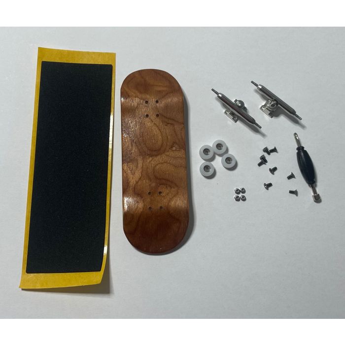Completos Luv Fingerboards Brown. Incluye una plataforma de capas de arce real de 33 mm de ancho, cóncavo medio.