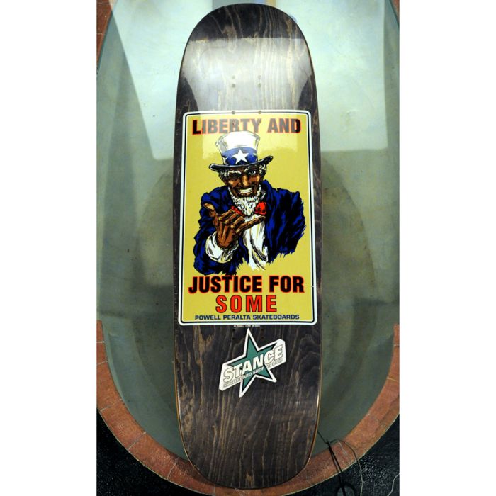 Tabla de monopatín Vintage Nos Powell Peralta Uncle Sam Liberty And Justice. Color: Gris. Este es el primer gráfico de Ray Barbee, pero fué rechazado por él, y usó el de Rag Doll en vez de este. Tabla vintage original, no es una reedición. Stock Limitado.