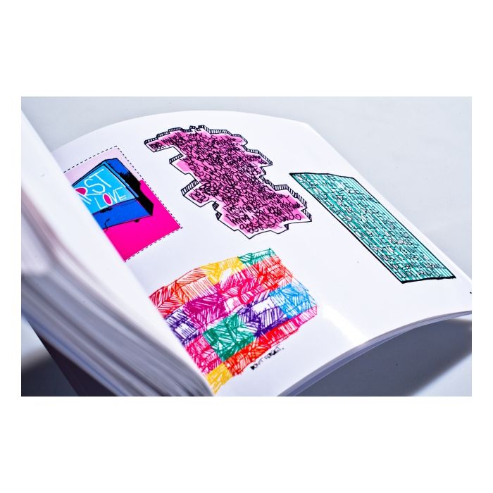 Libro Sticky Icky con 213 ilustradas por 50 artistas 