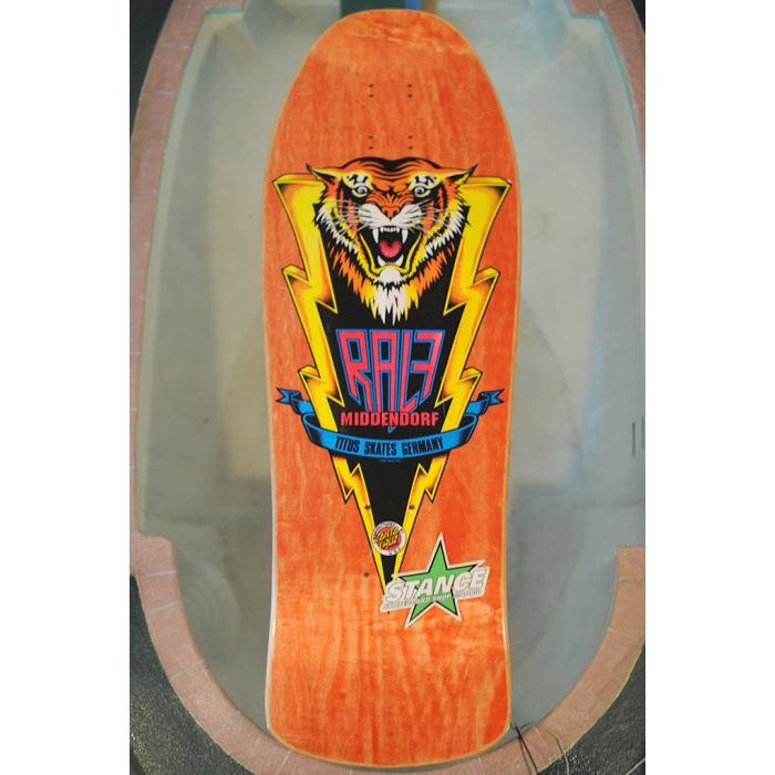 Tabla de monopatín Vintage NOS Titus Ralf Middendorf Tiger "Colección Stance". Fabricada por Santa Cruz para la marca alemana Titus Skates. Tabla vintage original, no es una reedición. Stock limitado. Articulo de colección. La tabla puede ser ligéramente 