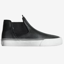 Zapatillas Globe Dover Austin Gillette en Negroa angustia. Es un zapato slip-on de medio altura para patinar. Centrado en la simplicidad, la durabilidad y la comodidadl. Creado con Austyn Gillette, hemos ajustado el original Dover para que tenga un perfil