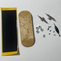 Completos Luv Fingerboards Birds Eye. Incluye una plataforma de capas de arce real de 33 mm de ancho, cóncavo medio.