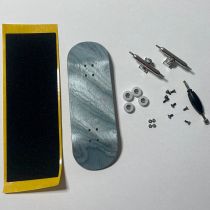 Completos Luv Fingerboards Blue. Incluye una plataforma de capas de arce real de 33 mm de ancho, cóncavo medio, con un gráfico.