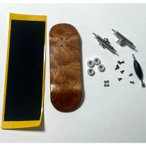 Completos Luv Fingerboards Brown. Incluye una plataforma de capas de arce real de 33 mm de ancho, cóncavo medio.