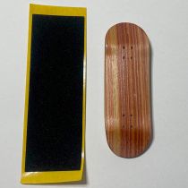 Deck Luv Fingerboards Split Ply. Incluye una plataforma de capas de arce real de 33 mm de ancho, cóncavo medio.