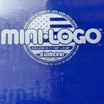 Tabla de monopatín Mini Logo Arce Duro fabricada en USA 2006, 104. 7.625" x 31.625". K7. Color: Azul. (Unidad)