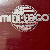 Tabla de monopatín Mini Logo Arce Duro fabricada en USA 2006, 104. 7.625" x 31.625". K7. Color: Borgoña. (Unidad)