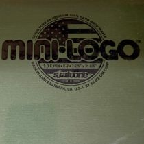 Tabla de monopatín Mini Logo Arce Duro fabricada en USA 2006, 104. 7.625" x 31.625". K7. Color: Verde. (Unidad)