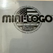 Tabla de monopatín Mini Logo Arce Duro fabricada en USA 2006, 104. 7.625" x 31.625". K7. Color: Gris. (Unidad)