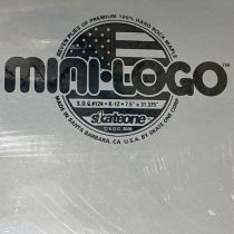 Tabla de monopatín Mini Logo Arce Duro fabricada en USA 2006, 138. 7.50" x 31.375". WB: 13.875". Nose: 6.75". Tail: 6.50". K12. Color: Gris. (Unidad)