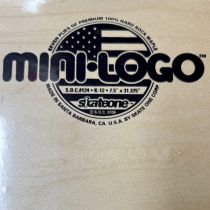 Tabla de monopatín Mini Logo Arce Duro fabricada en USA 2006, 138. 7.50" x 31.375". WB: 13.875". Nose: 6.75". Tail: 6.50". K12. Color: Natural. (Unidad)