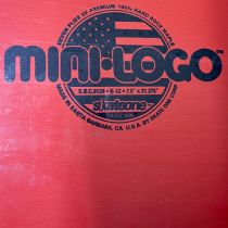 Tabla de monopatín Mini Logo Arce Duro fabricada en USA 2006, 138. 7.50" x 31.375". WB: 13.875". Nose: 6.75". Tail: 6.50". K12. Color: Rojo. (Unidad)c