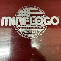 Tabla de monopatín Mini Logo Arce Duro fabricada en USA 2006, 138. 7.50" x 31.875". WB: 14.0". Nose: 7.0". Tail: 6.625". K12. Color: Borgoña. (Unidad)