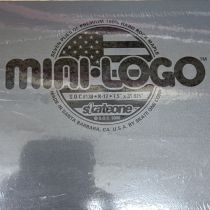 Tabla de monopatín Mini Logo Arce Duro fabricada en USA 2006, 138. 7.50" x 31.875". WB: 14.0". Nose: 7.0". Tail: 6.625". K12. Color: Gris. (Unidad)