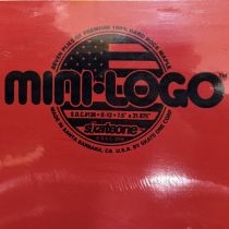 Tabla de monopatín Mini Logo Arce Duro fabricada en USA 2006, 138. 7.50" x 31.875". WB: 14.0". Nose: 7.0". Tail: 6.625". K12. Color: Rojo. (Unidad)