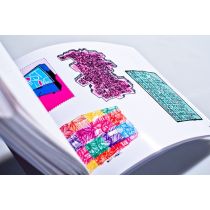 Libro Sticky Icky con 213 ilustradas por 50 artistas 